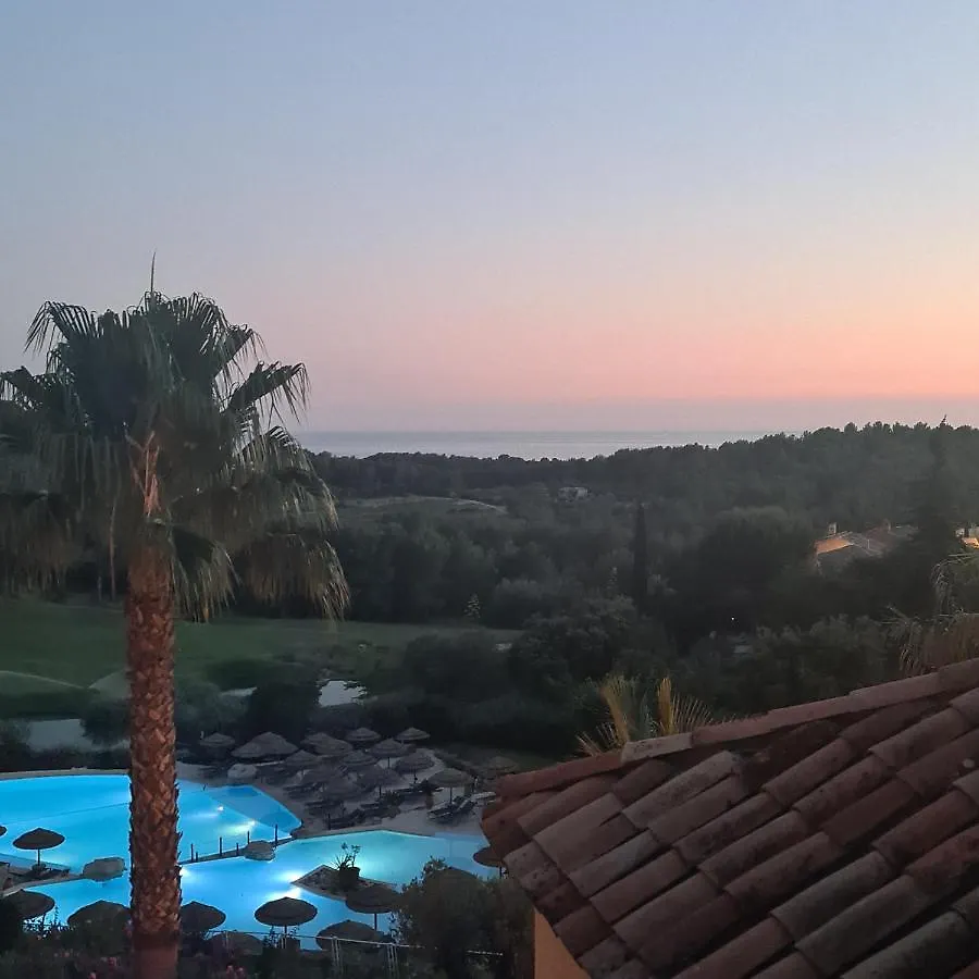 Appartement HAMEAU DES AMANDIERS - vue mer, golf et vignes à Saint-Cyr-sur-Mer 0*,  France